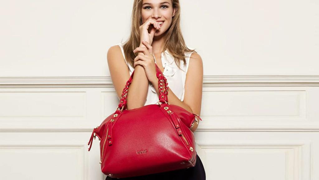 Come indossare una borsa rossa? 3 look da copiare
