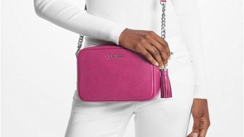 Pantone-Farbe 2024: angesagte Damentaschen und Modeaccessoires