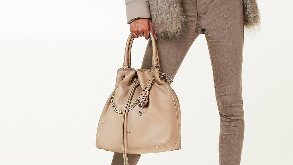 Come indossare le borse a secchiello senza sbagliare outfit: 6 preziosi consigli